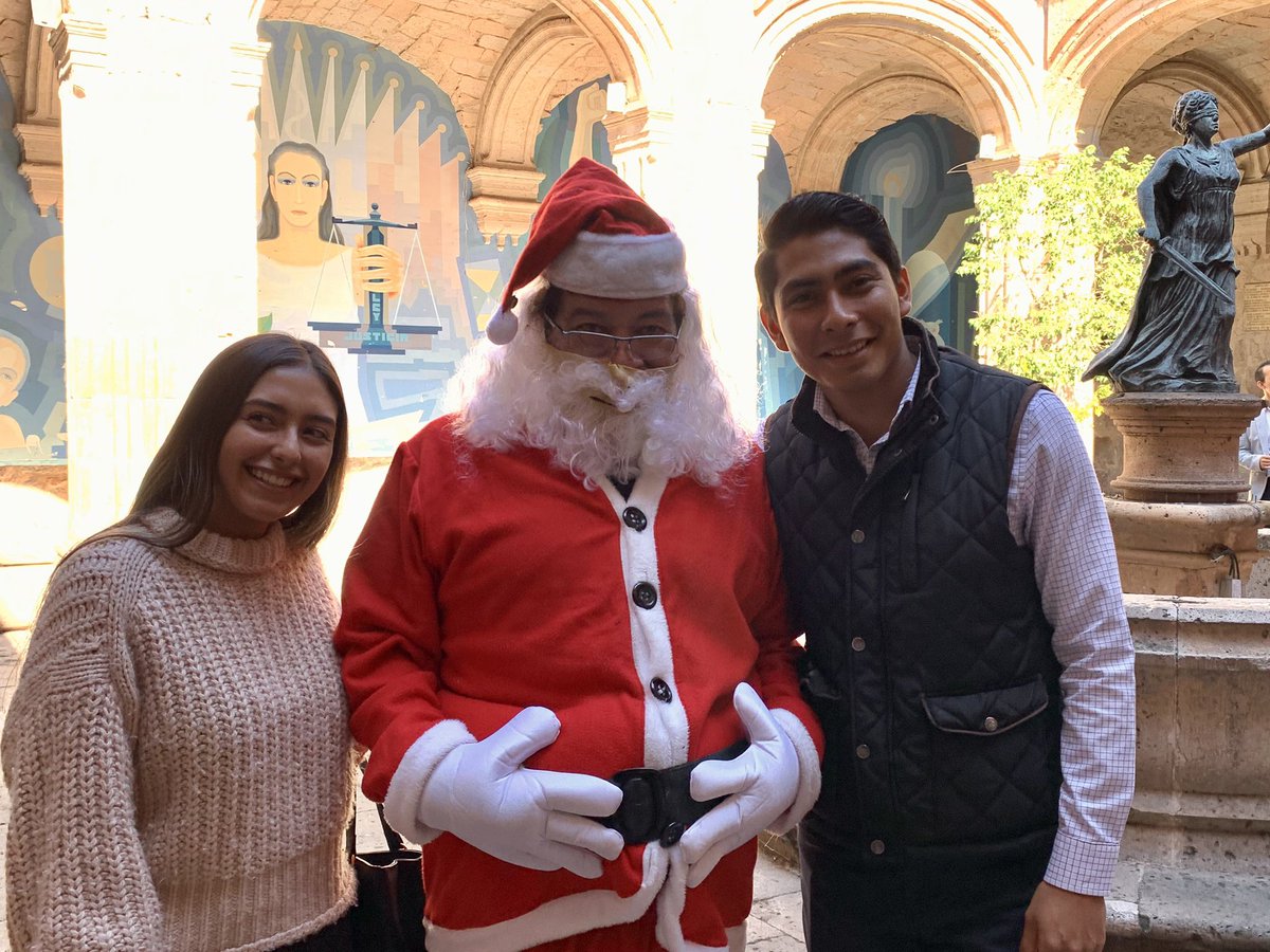 FDCSUMICH's tweet photo. ¡#Santa ya hizo parada en nuestra casa de estudios y regaló muchas sonrisas! 🎅🏽🎄🦉 https://t.co/FDefyAoElT
