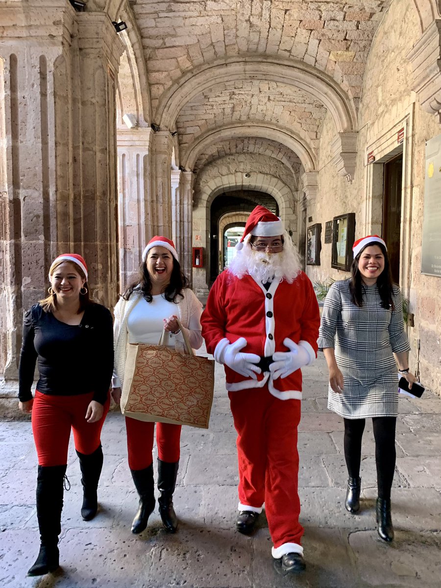 FDCSUMICH's tweet photo. ¡#Santa ya hizo parada en nuestra casa de estudios y regaló muchas sonrisas! 🎅🏽🎄🦉 https://t.co/FDefyAoElT