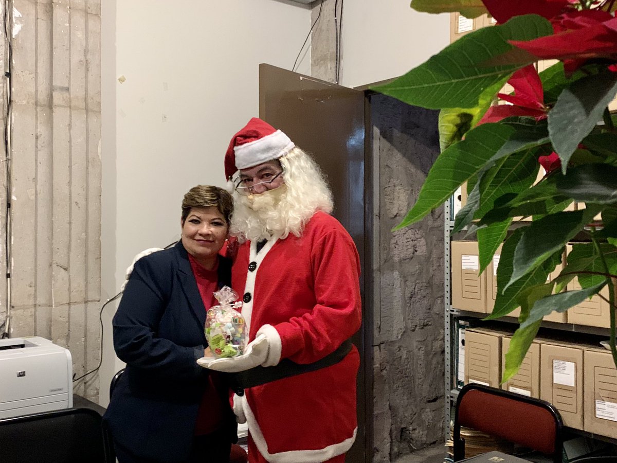 FDCSUMICH's tweet photo. ¡#Santa ya hizo parada en nuestra casa de estudios y regaló muchas sonrisas! 🎅🏽🎄🦉 https://t.co/FDefyAoElT