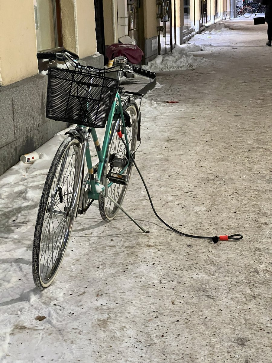 Oululainen pyörälukko. Lupasin vahtia hetken. 
#näkymättömyyspulveri.