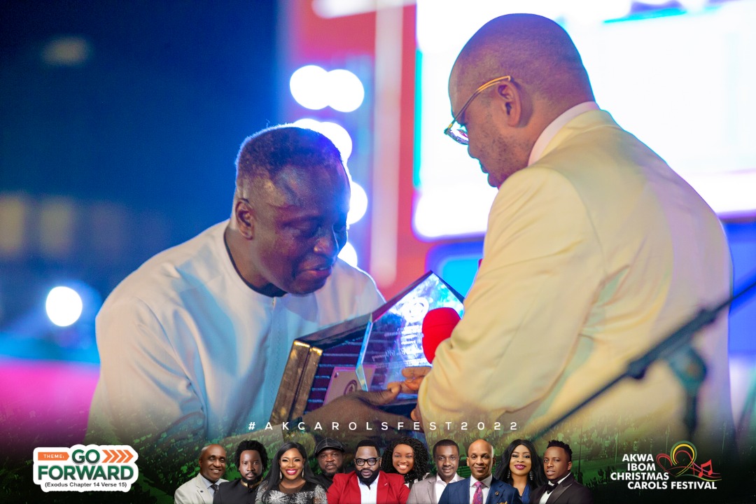akcarolsfest's tweet photo. An Emotional moment as Mr. Aniekpeno Mkpanang, the Co-ordinator, Akwa Ibom Christmas Carols Festival, is awarded the Governor's Excellence in Service Award (a double honour) for his dedication to the State and his service to His Excellency, the Governor.
#AKCAROLSFEST2022 https://t.co/3CPpLS4NOo