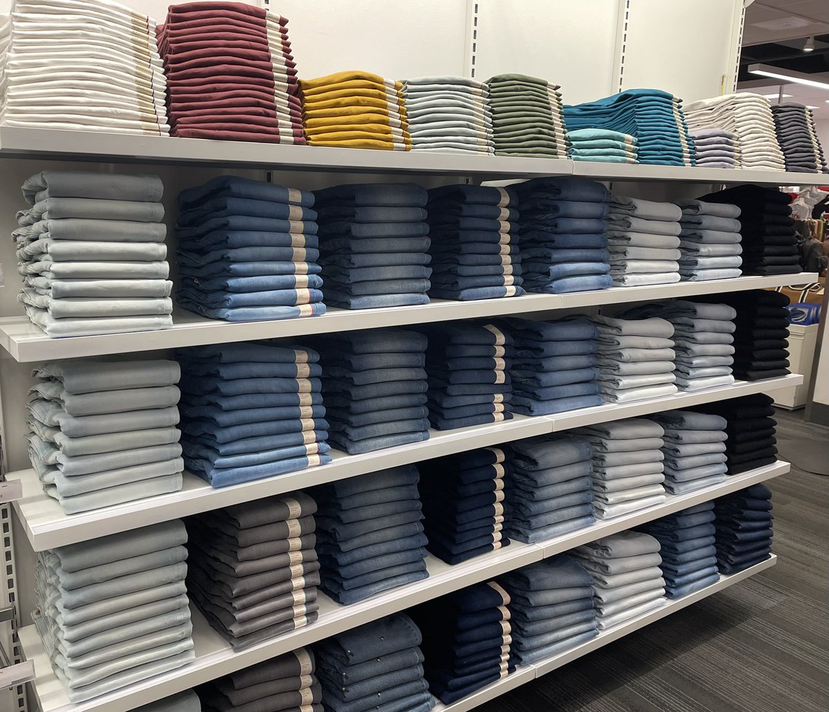 analisevm's tweet photo. A few of my #wins from the week before Christmas 🎄 So happy to work with an amazing team that values and prioritizes brand (and fun) all-year round!
#target #visualmerchandising #visualstandards #denim #t3270 #smallformat #oakpark https://t.co/bYI5IGldvD