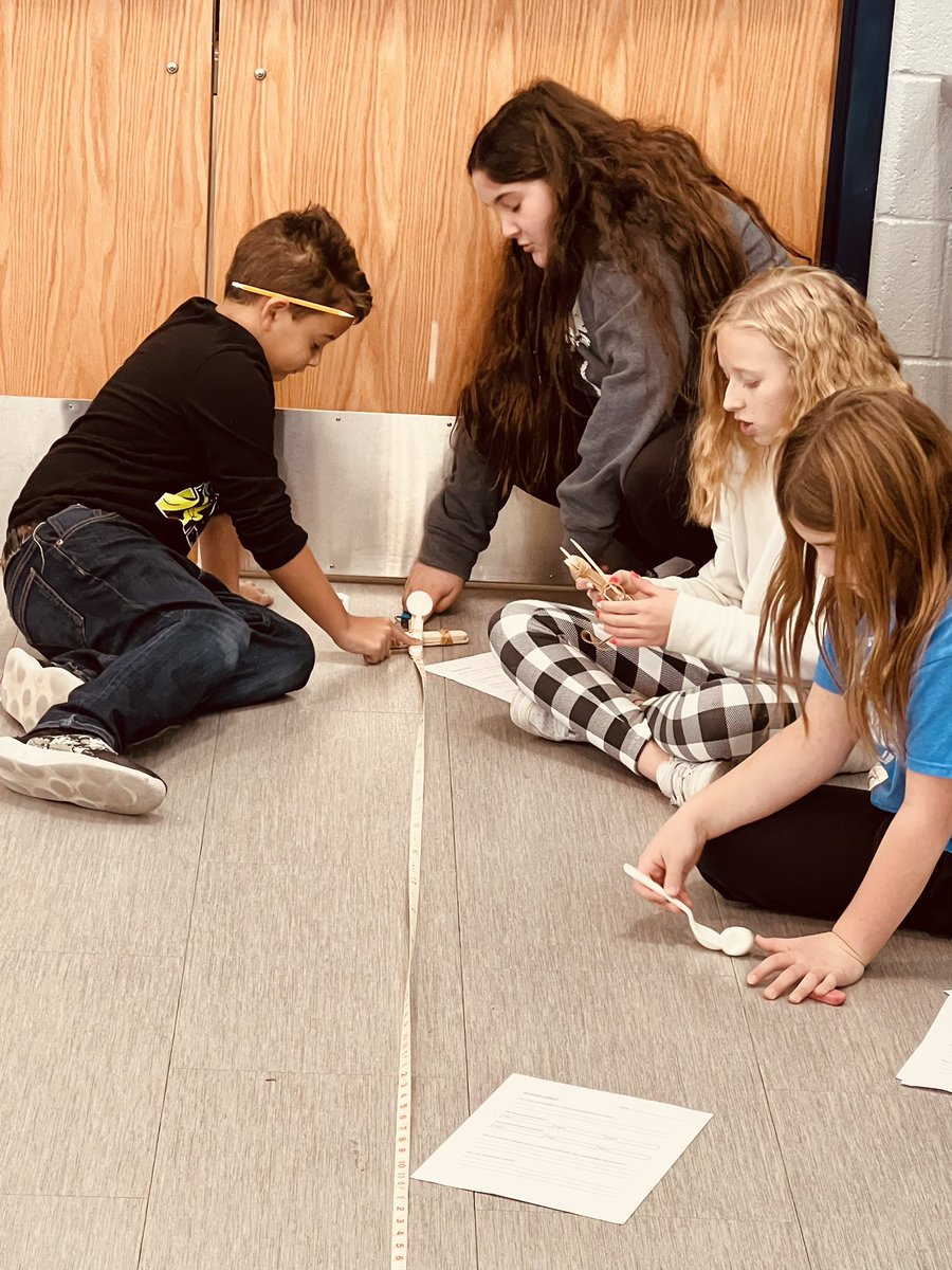 The 3rd-5th grade students enjoyed more STEM activities this week!
Christmas Light Circuits and Snowball Catapults