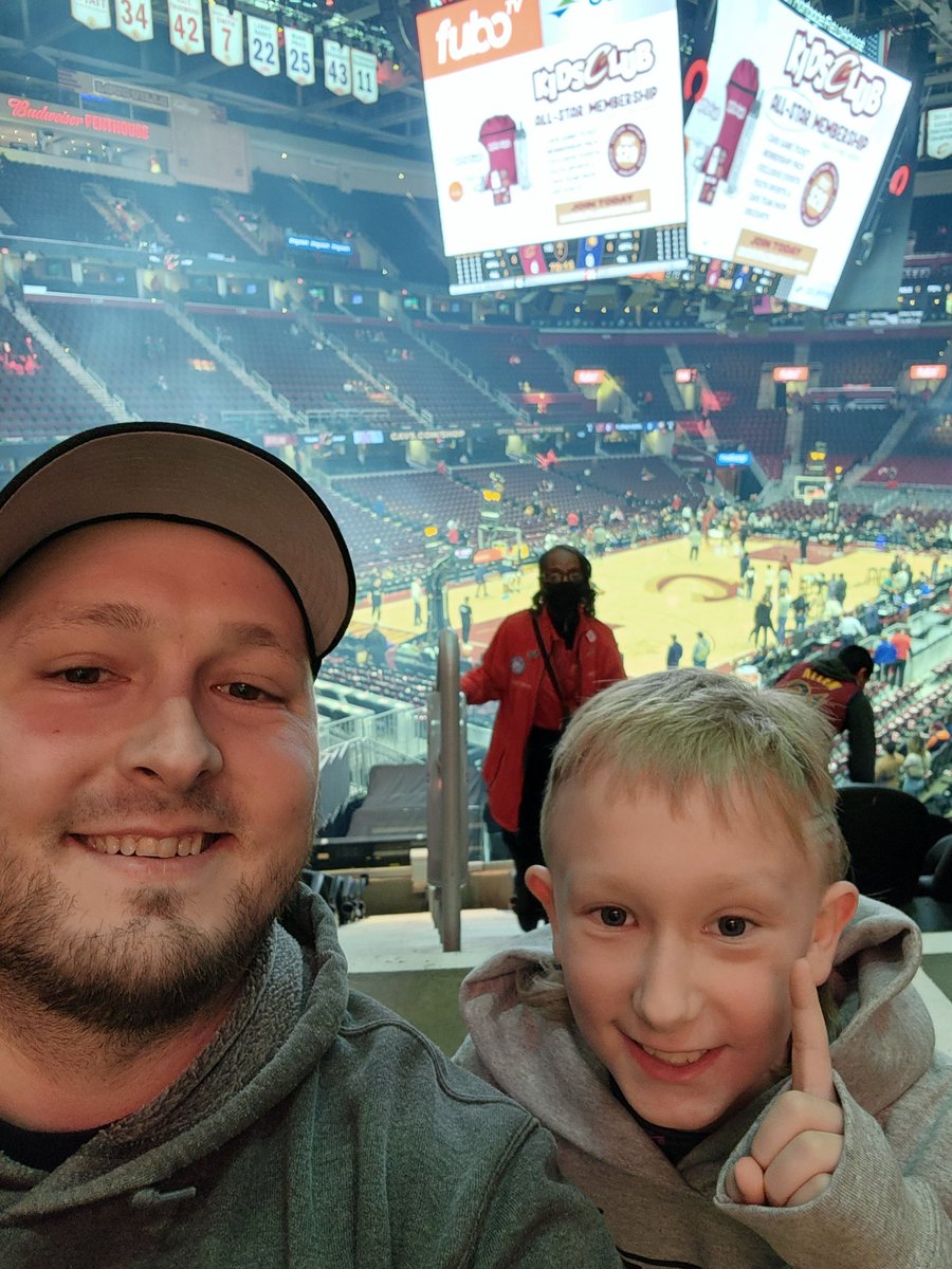 ZStongle53's tweet photo. @cavs our first Cavs game!! #LetEmKnow https://t.co/LO5oXG8djg