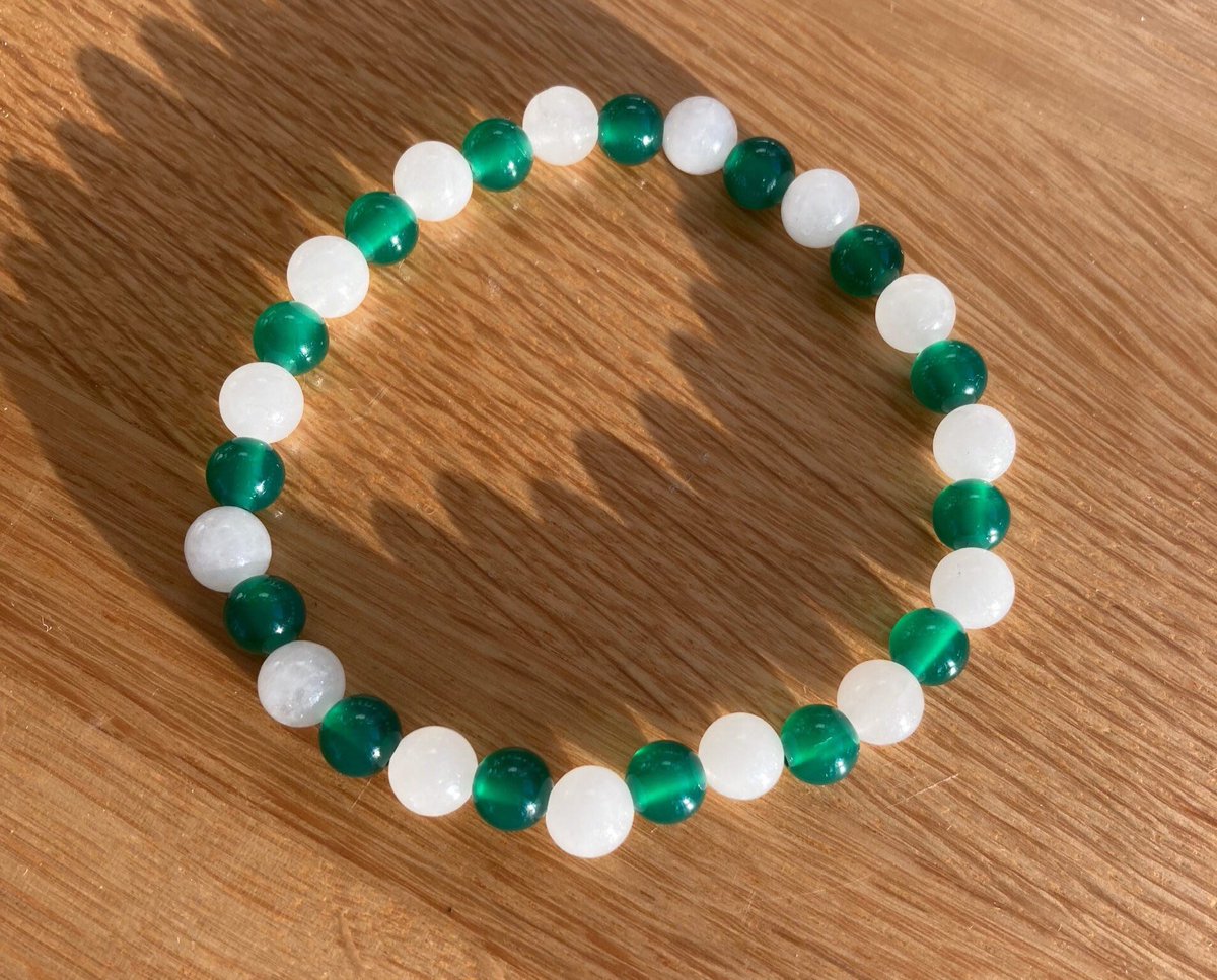 TesoriNaturali's tweet photo. New item alert!
Behold! This beautiful bracelet made with snow quartz and green onyx. Yours for only £9.99!
Also, the colours are quite elf like. Just saying.
#CraftBizParty #ThatPerfectGift #Crystal #Gemstone #MadeInBritain
https://t.co/FGW4MosqY6 https://t.co/IMAi1S1tqC