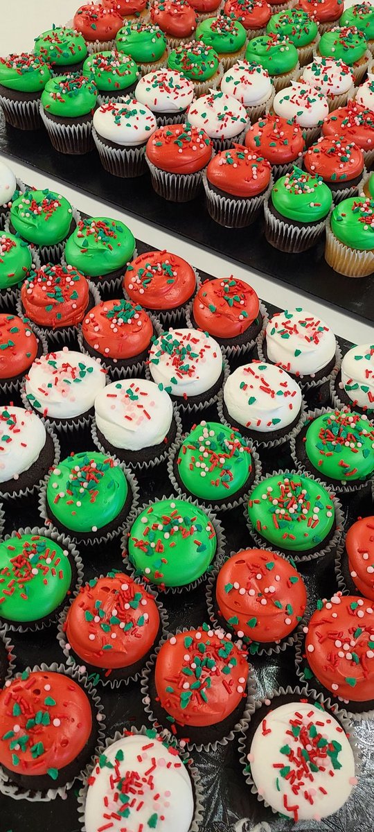 DavisonTeach's tweet photo. A sweet treat for our sweet students today. Happy Friday! @CJHS_HRSB https://t.co/23csiFvBix