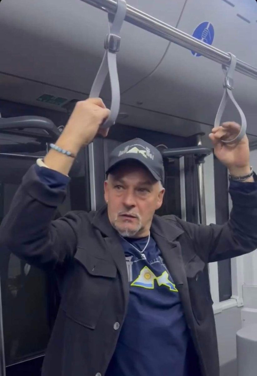 الاسطورة الايطاليه وسبب عشقي لكرة القدم منذوا عام ١٩٨٨م وافضل لاعب في العالم عام ١٩٩٣م ( روبرتو باجيو ) يصل الدوحه لحضور مباراة نهائي كأس العالم وهو مرتدي قميص عليه شعار الارجنتين 🇦🇷