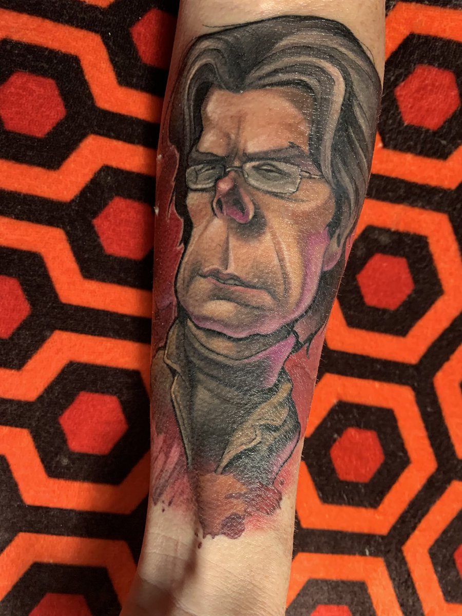 Ticksmouse's tweet photo. Constant reader, May I present Uncle Stephen. @StephenKing 
By the amazing @kellydotytattoo @helheimgallery 

#stephenking #constantreader https://t.co/Bdlbz2KyTs