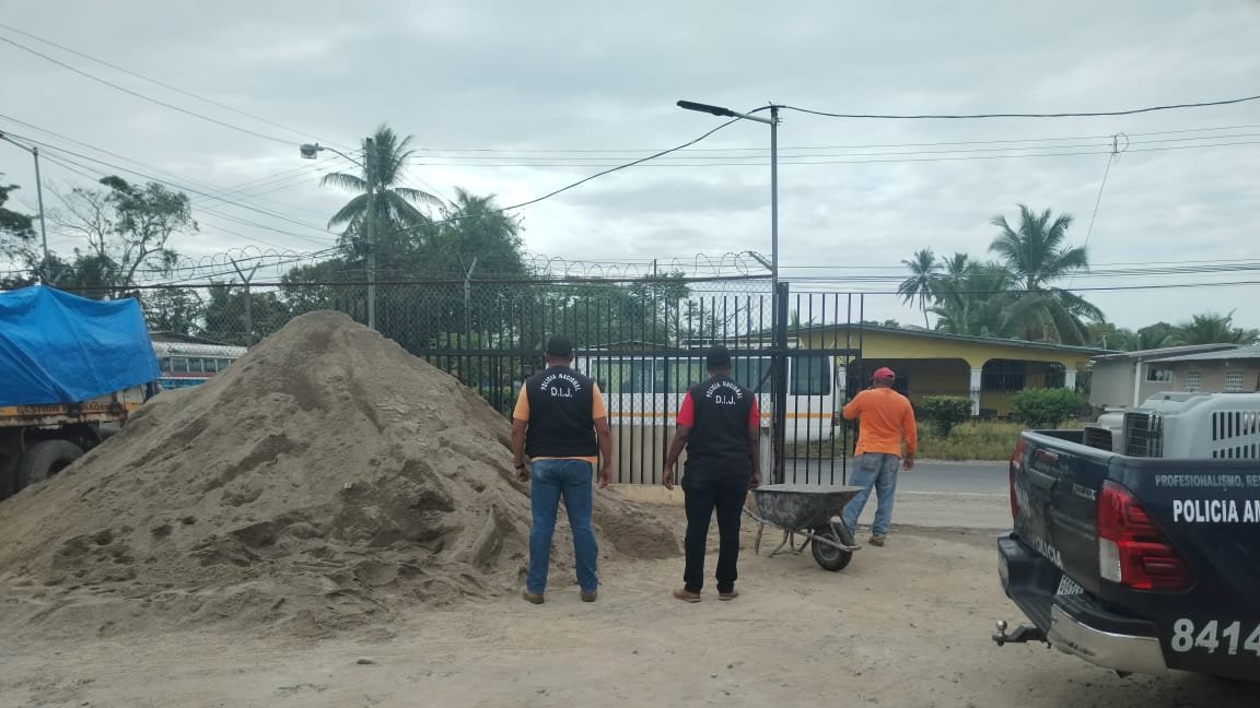 PGN_PANAMA's tweet photo. #Investigación| Fiscalía Superior de Ambiente con @ProtegeryServir realizó diligencia de allanamiento en la Junta Comunal de Pacora, como parte de investigación por extracción ilegal de recursos naturales (arena) en el río Pacora, denuncia interpuesta por la comunidad. https://t.co/UtWiajoAh6