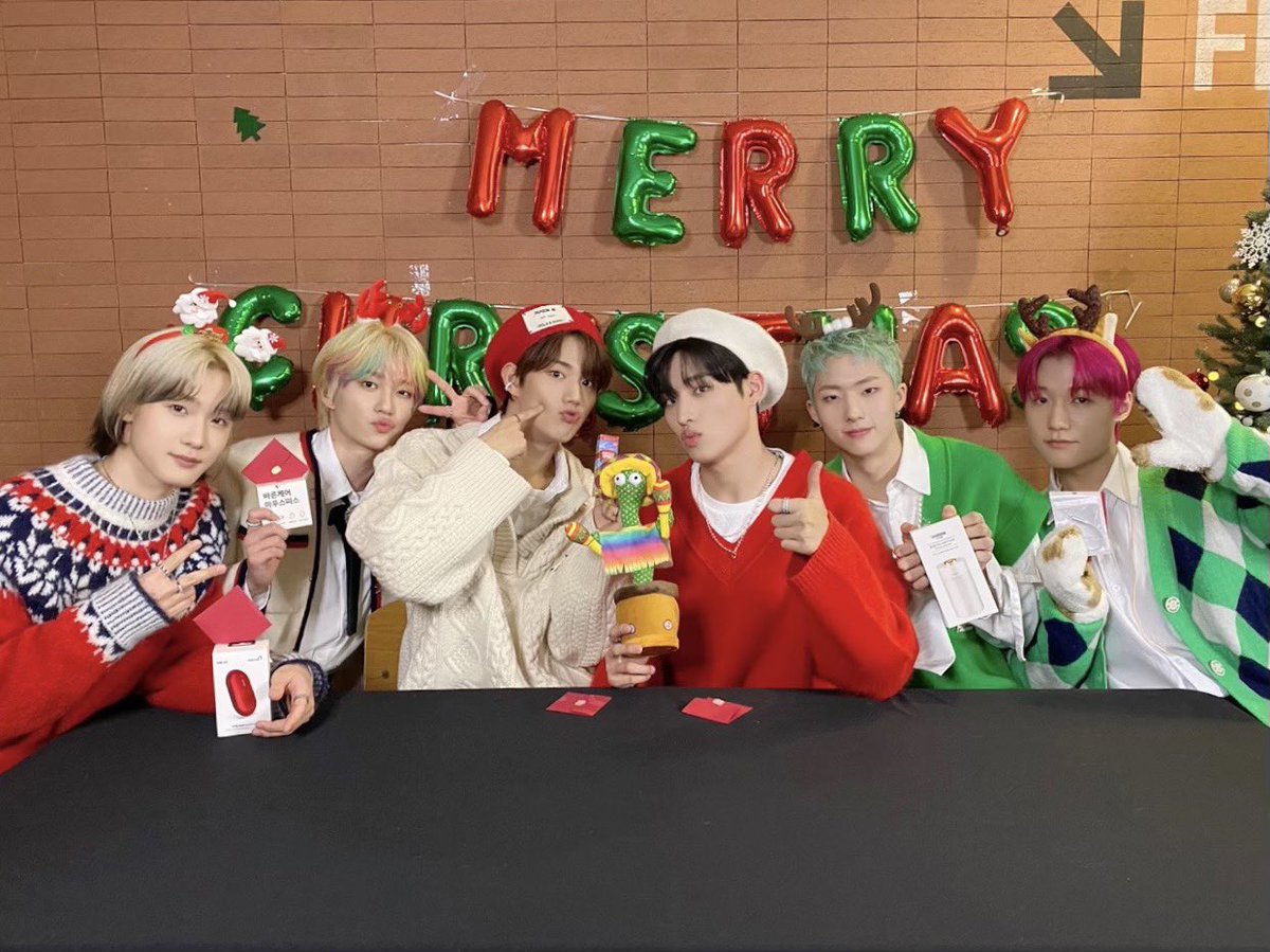 P1eceP1HCafe's tweet photo. Come spread some holiday cheer !! 🎄

♡ form: https://t.co/cIJd6SuC4V

#P1Harmony #P1H #피원하모니 #P1ece #피스  #SETIN #Back_Down https://t.co/oTCRj2cgbn