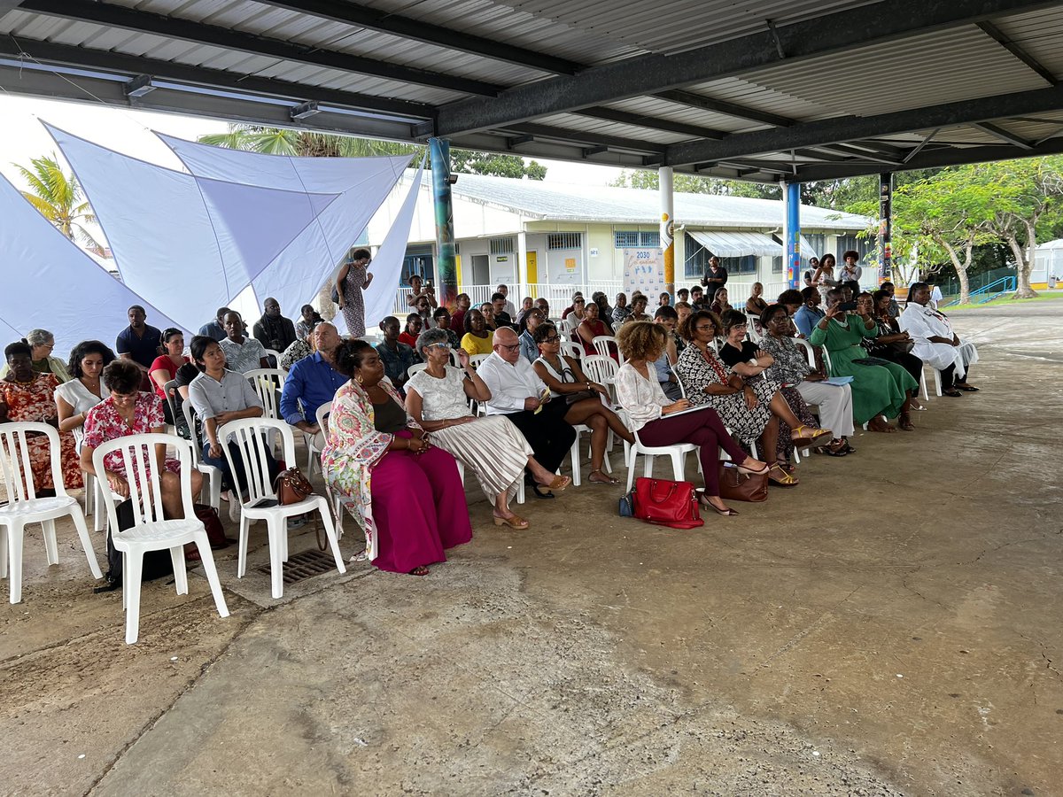 acmartinique's tweet photo. 10 élèves de 1ère et Term du LGT Acajou 1 ont réalisé un jeu de société sur la chlordécone pour contribuer à faire entrer le sujet dans les salles de classe et les familles. ▶️ Mieux connaitre la molécule pour savoir comment mieux s’en protéger. Félicitations à tous les acteurs. https://t.co/9GDyuTxG8X
