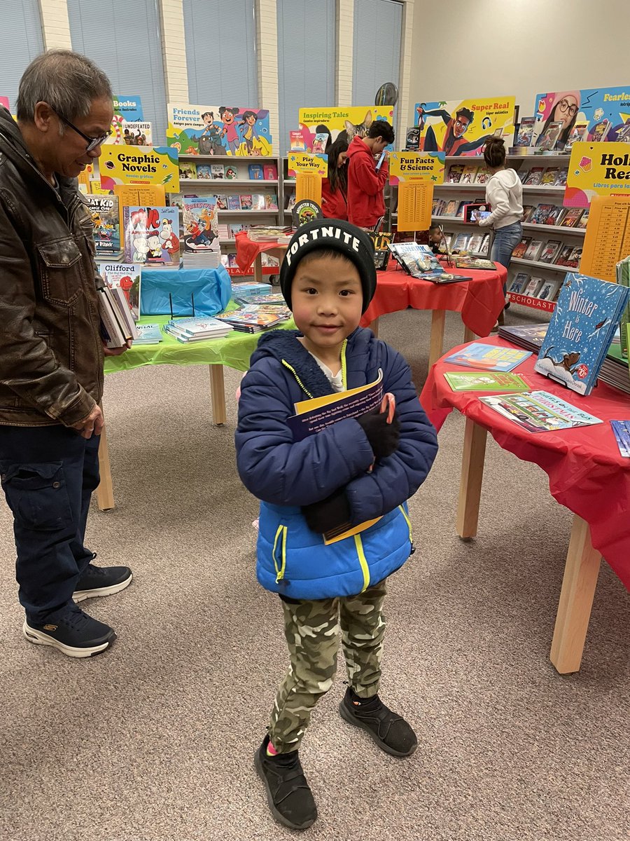 ElementaryLuz's tweet photo. Welcome La Luz families to our La Luz Literacy night and Scholastic Book Fair! Lots of great books and Make a Holiday Card with your families and look at the Holiday posters! Fun for all! https://t.co/QLYeSx6aaS