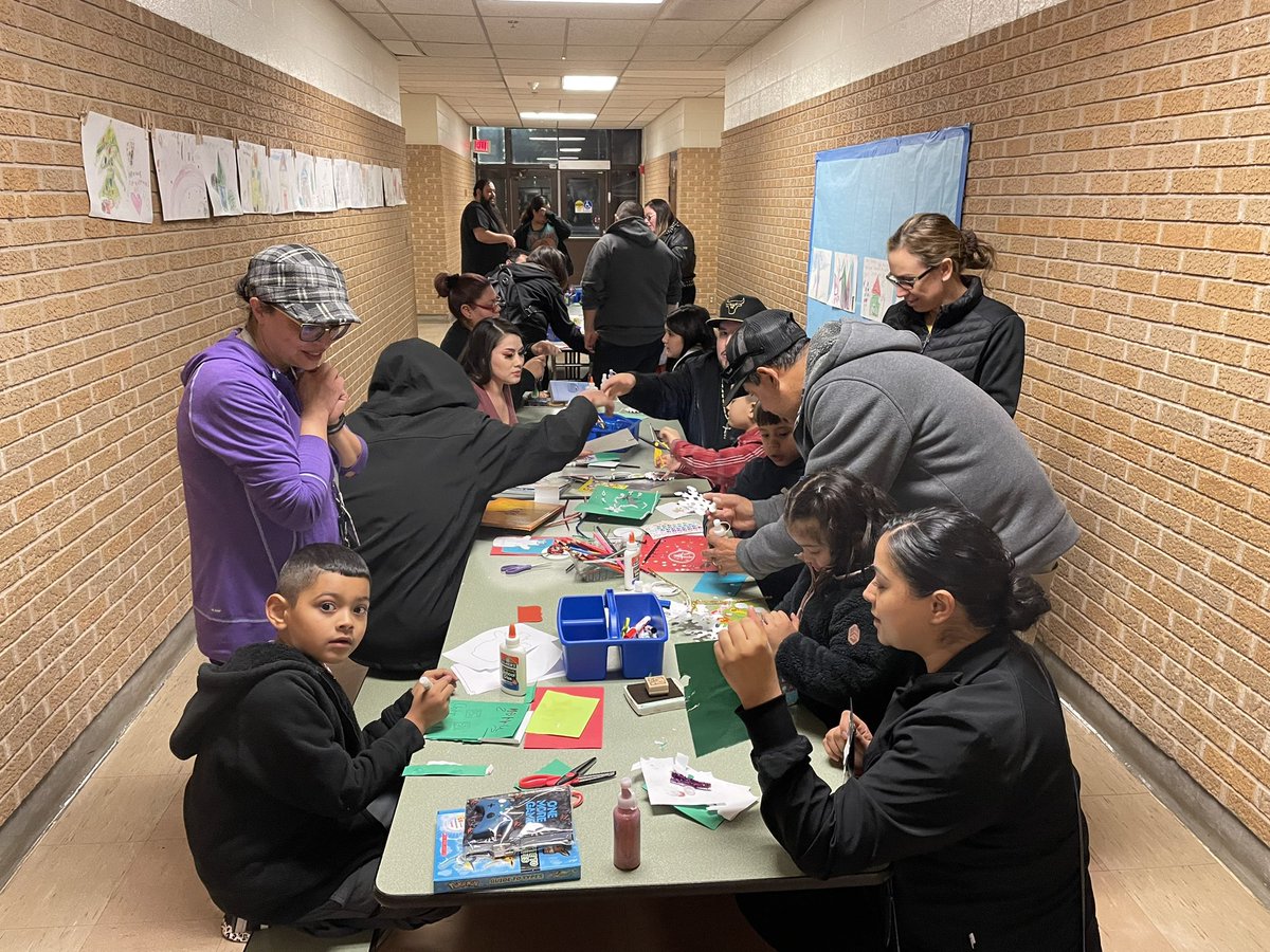 ElementaryLuz's tweet photo. Welcome La Luz families to our La Luz Literacy night and Scholastic Book Fair! Lots of great books and Make a Holiday Card with your families and look at the Holiday posters! Fun for all! https://t.co/QLYeSx6aaS