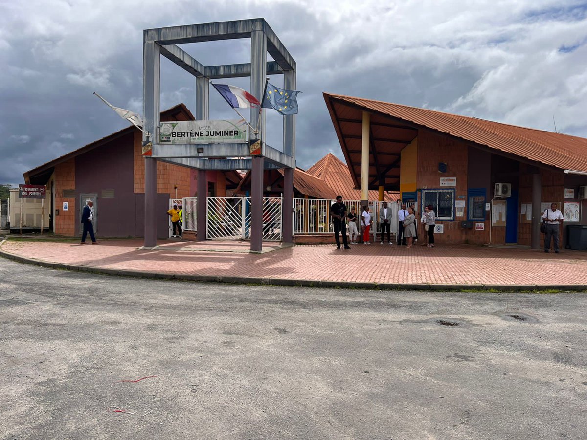 acguyane's tweet photo. Suite et fin de la visite en Guyane de la MESRI @sretailleau à Saint-Laurent du Maroni. La Délégation se rend dans deux #lycées de la commune : d’abord au lycée Bertene Juminere où a eu lieu une rencontre avec les élèves du parcours #3PE mention #Mathématiques⬇️ https://t.co/mT5LuThQFG