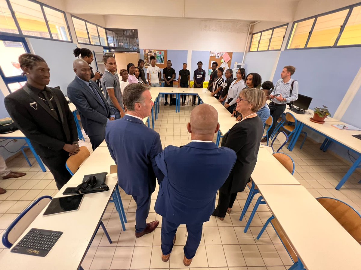 acguyane's tweet photo. Suite et fin de la visite en Guyane de la MESRI @sretailleau à Saint-Laurent du Maroni. La Délégation se rend dans deux #lycées de la commune : d’abord au lycée Bertene Juminere où a eu lieu une rencontre avec les élèves du parcours #3PE mention #Mathématiques⬇️ https://t.co/mT5LuThQFG