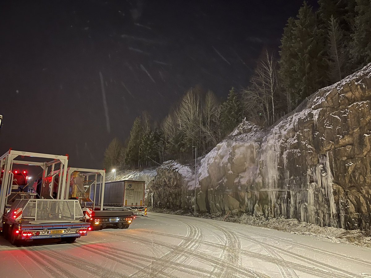 Botenwagen's tweet photo. Heen > 440cm hoog, aan boord van MS Romantika, wat door de sneeuw en via wat omleidingen, aangenaam gelost met een zwak zonnetje dat zich nog net wat liet zien. #norway #norge #noorwegen #dieplader #sneeuw #transport #winter https://t.co/VeHSTBsdoB