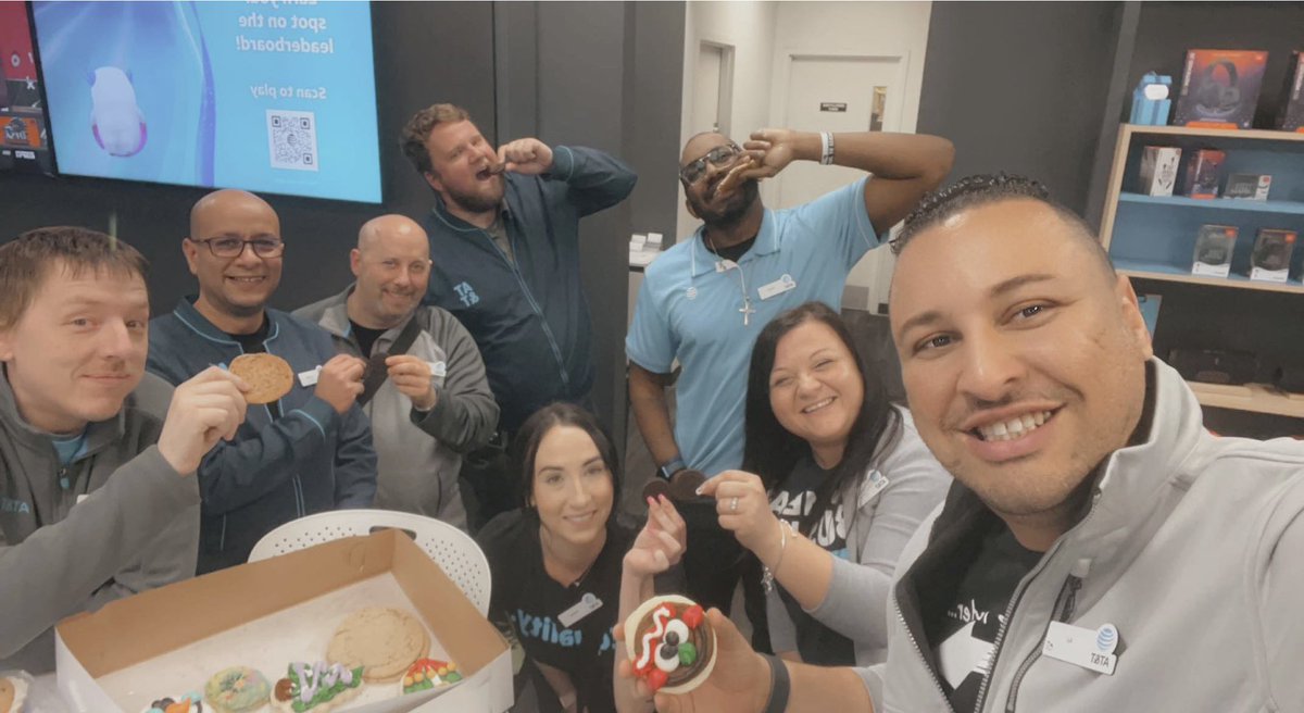 the_amandareese's tweet photo. Did somebody say cookie day? 🍪 Enjoy the behind the scenes view. 🤣#ATTSpiritWeek #LifeatATT @AjDekken @Yassersek @oliveiramikeO @Jon_Russell__ @GramJacob660 @montgomery0930 @AshleyEubanks44 @Thompson8350 https://t.co/Otz52uvWC6