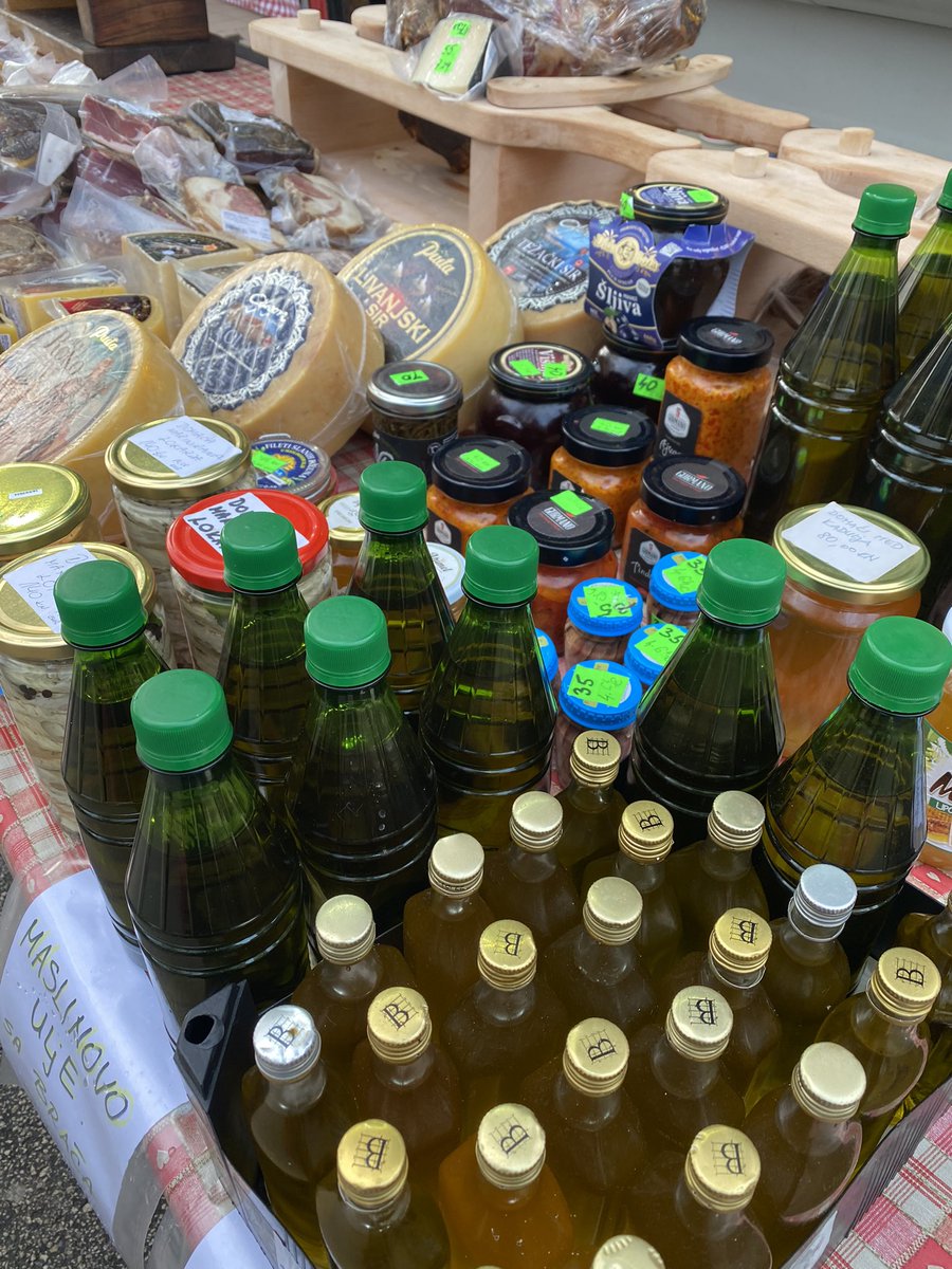 croatia_yukiko's tweet photo. クロアチアのスプリットの市場
どの街も市場が1番好きな場所です。
ネギを買うにも、みかんを買うにもおしゃべりから始まります。
どこに住んでるか？誰々を知っているか？ダルマチアでは出身地や住んでいる場所に必ず知り合いがいるパターンが多く、どこかで繋がっています😆会話の最後は世界は狭い！ https://t.co/Knb9Ngcv0P