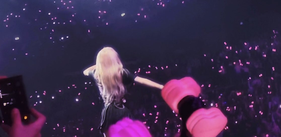 MoonKitten_7's tweet photo. Surreal to see @BLACKPINK irl, they really killed it🔥. Their stage presence was SICK! Song, rap, dance, scenography 💯 the girls are the best and deserve the best too🙌🏼 #bornpink https://t.co/7LNRLk7VY4