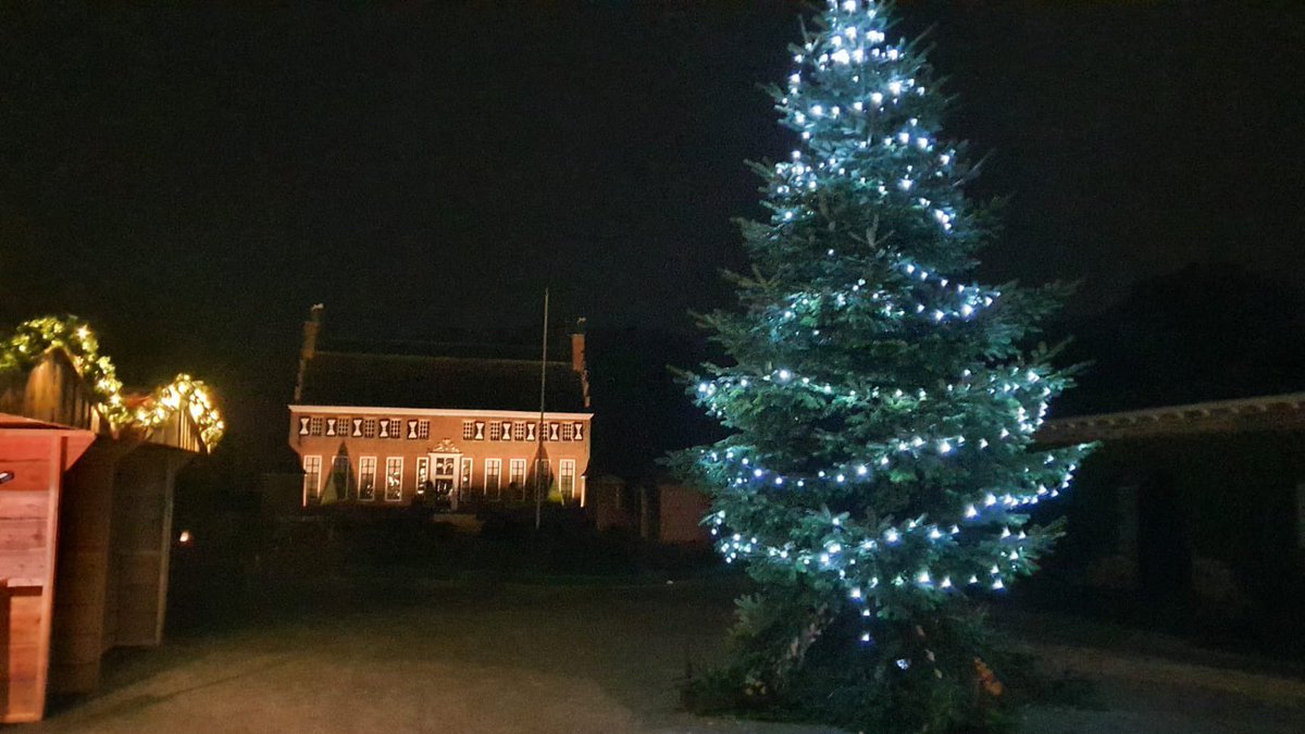 menkemaborg's tweet photo. KERSTIVAL | Nog 20 uur en dan gaat het eerste Hogelandster Kerstival los op het terrein van de Menkemaborg. Tientallen kerstkraampjes, glühwein, living statues, een levende kerststal en een snowglobe voor een (familie)foto. Zien we jou morgen? https://t.co/TYRgY1wHLf