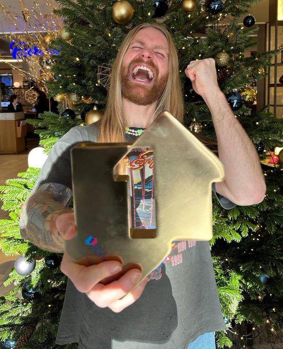 SamRyderMusic's tweet image. WE DID IT! COMPLETELY AND WHOLEHEARTEDLY TOGETHER! 🙏🤯 THERE’S NOTHING BUT SPACE, MAN! 👩‍🚀 #1 ALBUM 🚀 Thank you dream weavers ✨