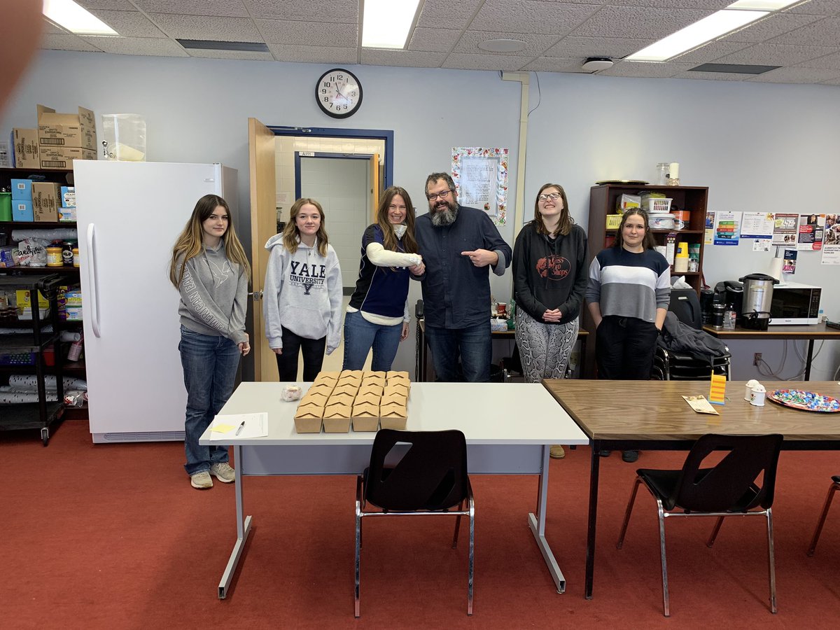 Thank you to Cilantro and Chive for bringing out the supplies and making Ice Cream Sandwiches with our students today. All proceeds from this sale went to support technology in our building. #reconnection <a href="/cilantro_chive/">cilantro and chive</a> <a href="/AlixMACSchool/">Alix MAC School</a> <a href="/WCPS72/">Wolf Creek Schools</a> #keepitlocal