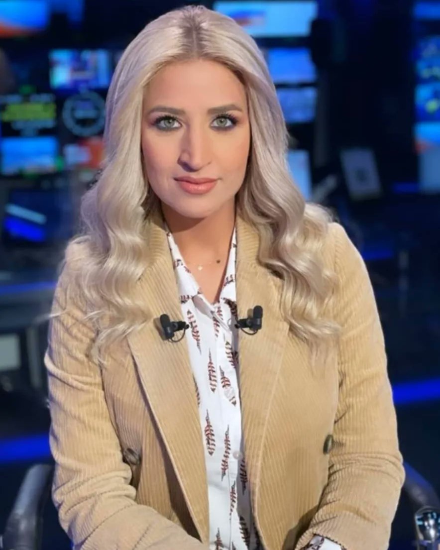 StarsWorldVip's tweet photo. الإعلامية💕#وفاء_سرايا عبر السوشيل ميديا...💖💫
#WafaSarayaaridi More #suitsstyle ❤
#work#news#television #womenfashion #colors#wintermood https://t.co/tpYkWVbTHJ