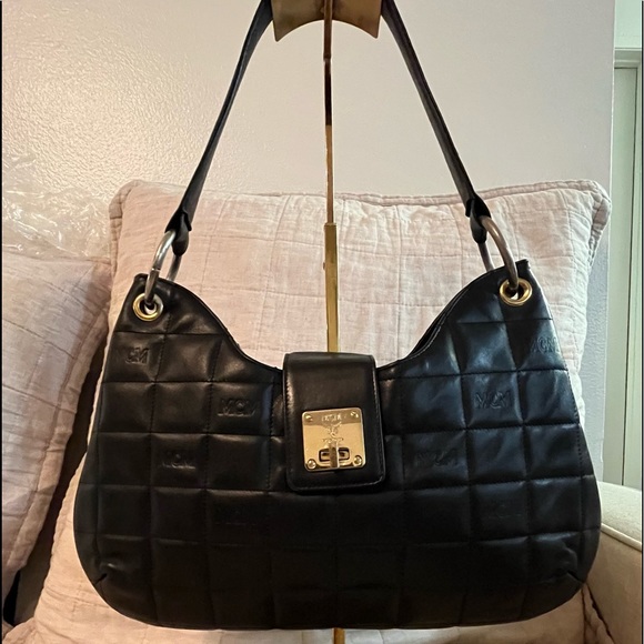 sabrinagafken's tweet photo. So good I had to share! Check out all the items I'm loving on @Poshmarkapp from @Sroland3P #poshmark #fashion #style #shopmycloset #brahmin #giorgioarmani #mcm: https://t.co/4SVFTqCTUM https://t.co/3CyGKk4QUV