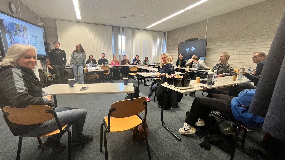 Op uitnodiging van Helmut Boeijen (docent en voorzitter examencommissie Fontys Hogeschool) waren @mariettefaber (regisseur en filmster documentaire ZOEK) en Esther van Neerbos (hoofdrolspeelster) te gast bij de bespreking van de documentaire Zoek! bij Fontys Journalistiek Tilburg