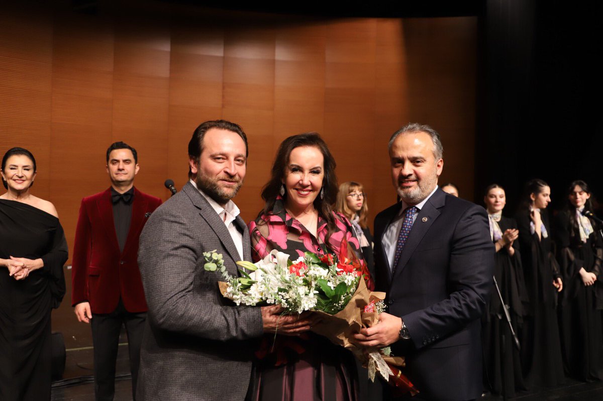 bursailmem16's tweet photo. 🎼Birlikte Söylüyoruz🎼

Bursa Zeki Müren Güzel Sanatlar Lisesi Öğrencileri, Merinos AKKM Orhangazi Salonunda gerçekleştirilen ve Sanat Yönetmenliğini Aylin Şengün Taşçı’nın yaptığı konserde birbirinden değerli sanatçılarımızla birlikte sahne aldı. https://t.co/xtI9MtT4li