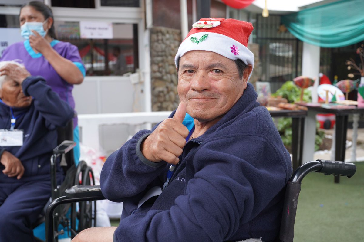 Para el Gobierno del Presidente <a href="/LassoGuillermo/">Guillermo Lasso</a> atender a los grupos vulnerables es prioritario.
Hoy en #Guaranda 📍compartimos un emotivo encuentro navideño con adultos mayores que residen en el centro Gerontológico “Amawta Wasi Samay”. 
#ProtegiendoLaVejez