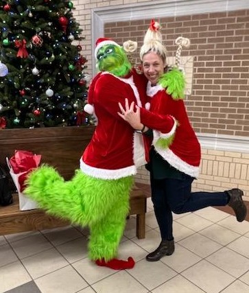 DMonzon8's tweet photo. Merry GrinchMas - at J.E. Rhodes
@JonatanRome https://t.co/SmrH9z47O5