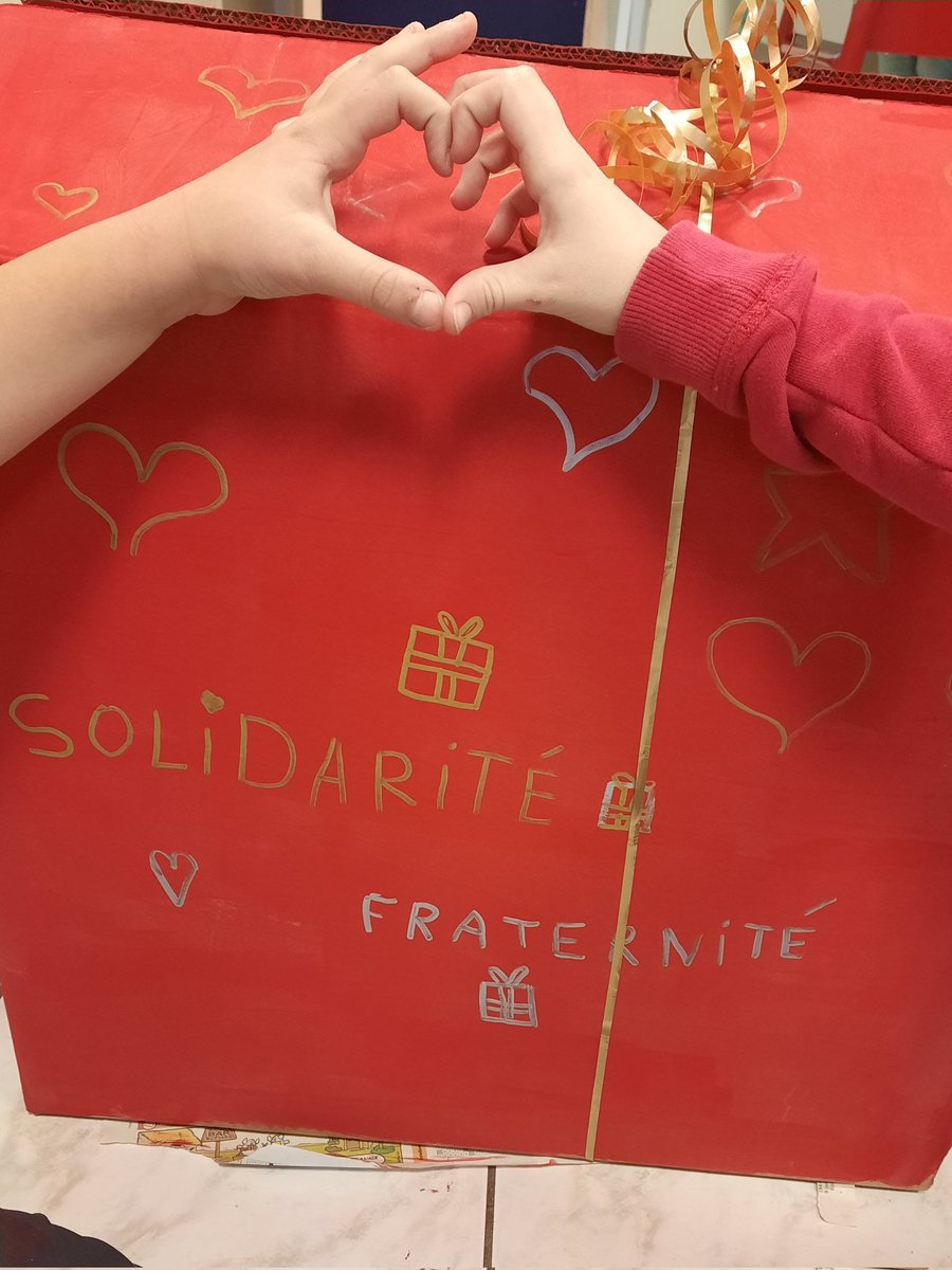 Et si on profitait du mois de décembre pour aider les plus démunis, comme le fait le jeune Arthur Soufflet découvert  lors de la projection du film "Demain est à nous"... 🤝
Merci aux généreux lutins de CE2-CM1 pour ce beau projet solidaire. 
#solidarité #partage #restosducoeur