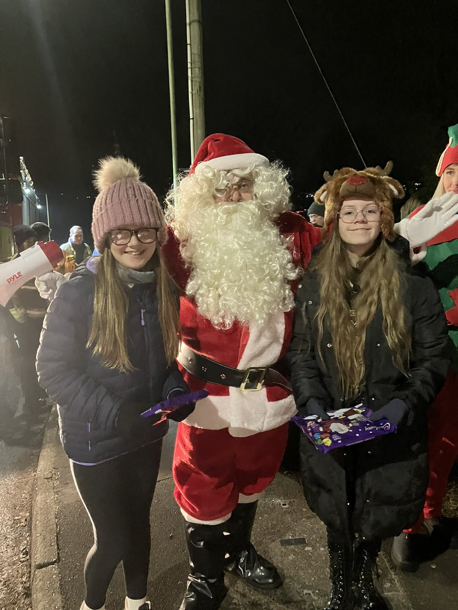 shellmorgan10's tweet photo. Santa doing the rounds in Treharris fire engine @sw_fire_and_rescue thanks as well to Cllr Gareth Richards https://t.co/1BBzAzuVkt