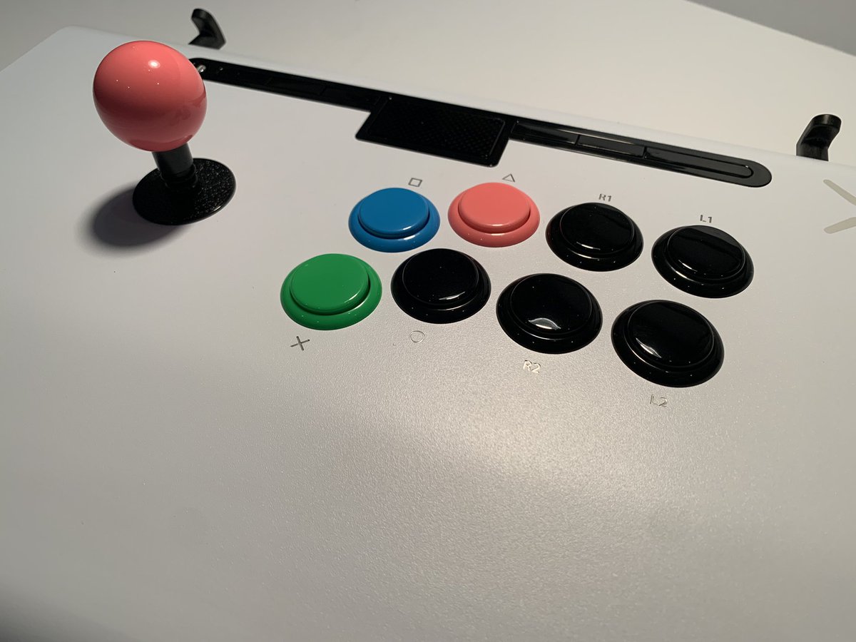 HCFGaming's tweet image. For #FightStickFriday, I thought I’d share my modified @VictrixPro FS, paying homage to the classic Virtua Fighter layout.
New @sanwadenshi silent stick, buttons and PhreakMods shaft from @ArcadeShock are installed ready for some VF5:US!
@vf_official @fightstickart @SEGAForever