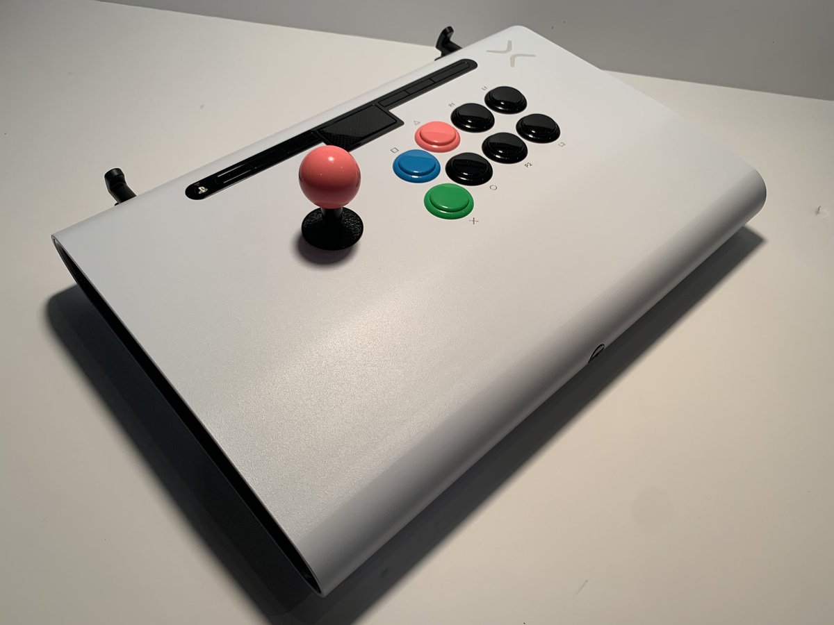 HCFGaming's tweet image. For #FightStickFriday, I thought I’d share my modified @VictrixPro FS, paying homage to the classic Virtua Fighter layout.
New @sanwadenshi silent stick, buttons and PhreakMods shaft from @ArcadeShock are installed ready for some VF5:US!
@vf_official @fightstickart @SEGAForever