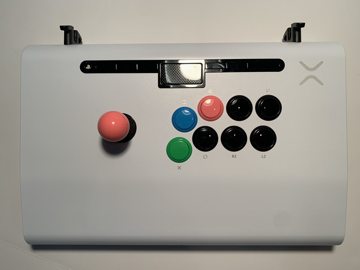 HCFGaming's tweet image. For #FightStickFriday, I thought I’d share my modified @VictrixPro FS, paying homage to the classic Virtua Fighter layout.
New @sanwadenshi silent stick, buttons and PhreakMods shaft from @ArcadeShock are installed ready for some VF5:US!
@vf_official @fightstickart @SEGAForever