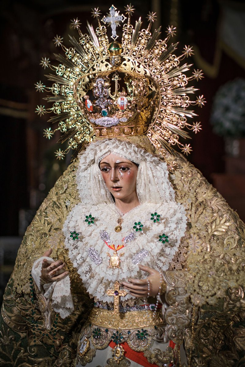 Como si del mismo cielo se tratará.

#EsperanzaMacarena #ReinadeSevilla