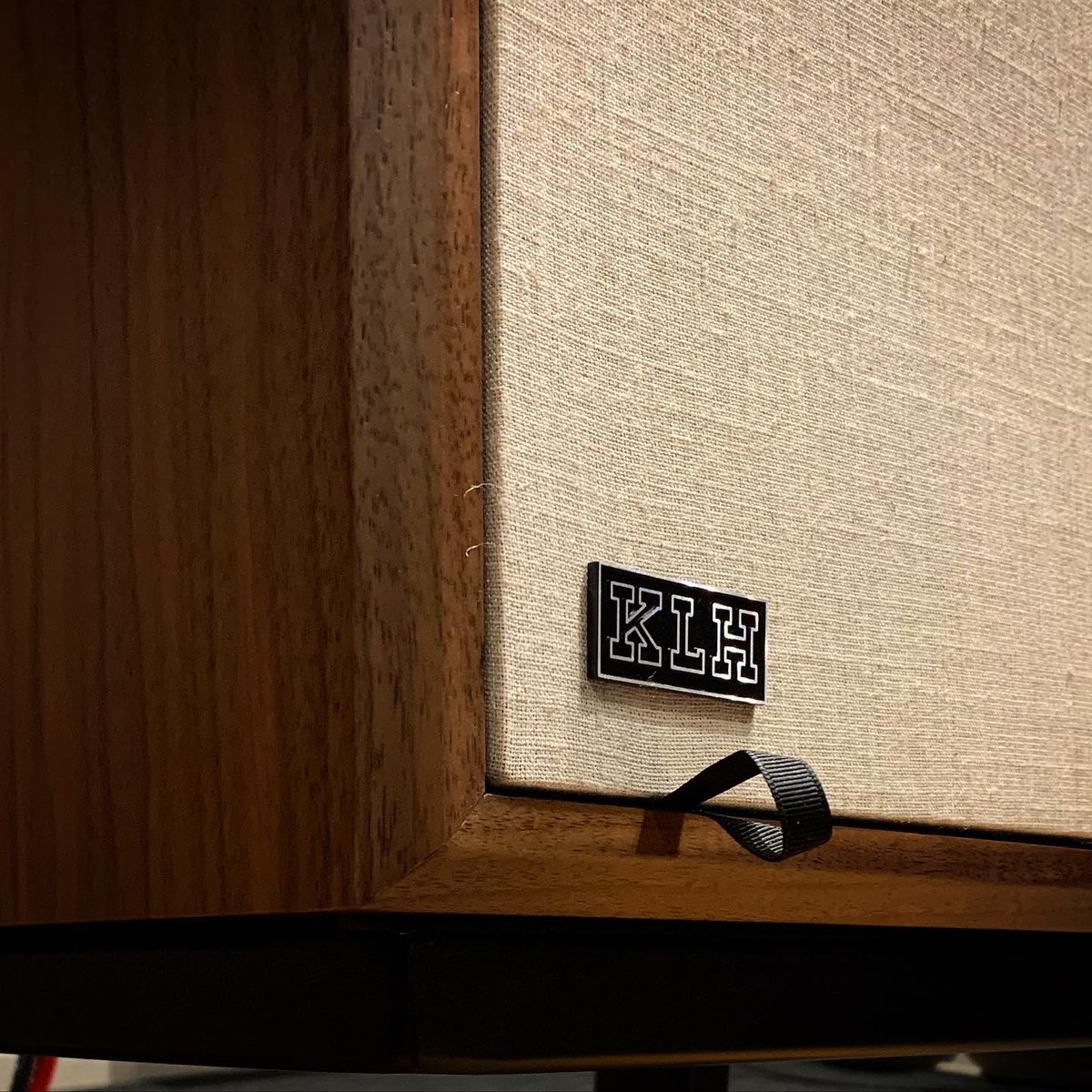 Hifimesta's tweet photo. Kuuma kaiutinuutuus Hifimestassa! KLH Model 5 nyt soimassa #klh #model5 #vintagehifi #hifistyle #hifimesta https://t.co/29CURfO1N9