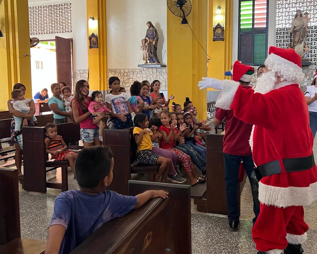 camarapcabello's tweet photo. Obsequios por sonrisas en navidad 🎄 

La Cámara de Comercio de Puerto Cabello obsequió juguetes a 50 niños y niñas de la comunidad que hace vida en la parroquia Nuestra Señora de Coromoto. Agradeciendo una vez más a todos los colaboradores que hacen este tipo de labores posible. https://t.co/vks04aivm2