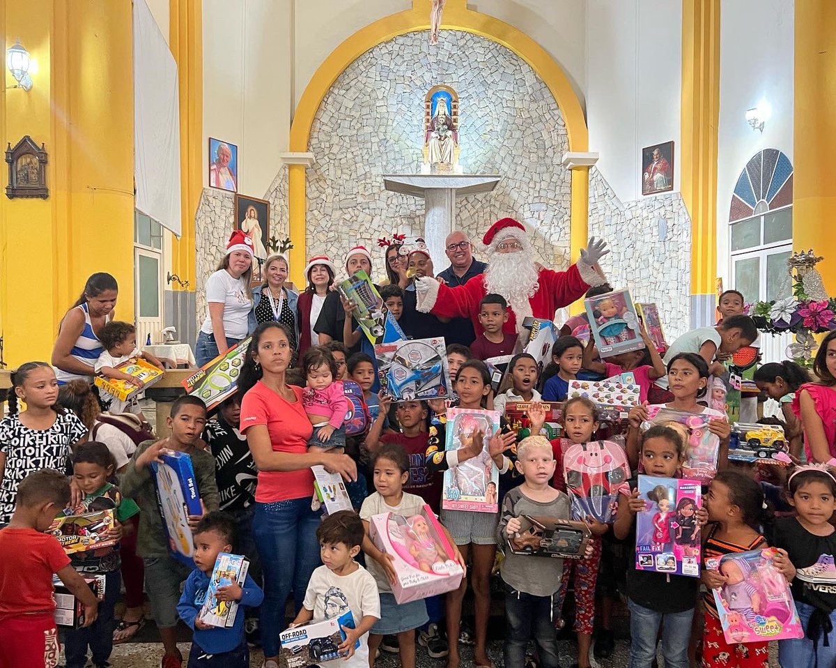 camarapcabello's tweet photo. Obsequios por sonrisas en navidad 🎄 

La Cámara de Comercio de Puerto Cabello obsequió juguetes a 50 niños y niñas de la comunidad que hace vida en la parroquia Nuestra Señora de Coromoto. Agradeciendo una vez más a todos los colaboradores que hacen este tipo de labores posible. https://t.co/vks04aivm2