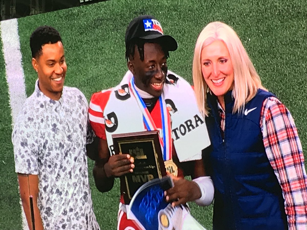 Joeyballgamejh's tweet photo. Carthage’s Jakerrian Roquemore accepts the Defensive MVP award following the Dawgs’ 42-0 win over Wimberley.  #ETVarsity #ETFinalScore https://t.co/D6cCTs6L6s