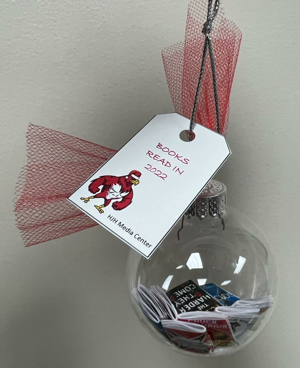 GraniteLibrary's tweet photo. The Hunter Jr. High library is making custom 'Books Read in 2022' ornaments for students and teachers who have completed two passports in the school reading program.

#GSDLibraries #GSDEdTech https://t.co/VOgktGfAVe