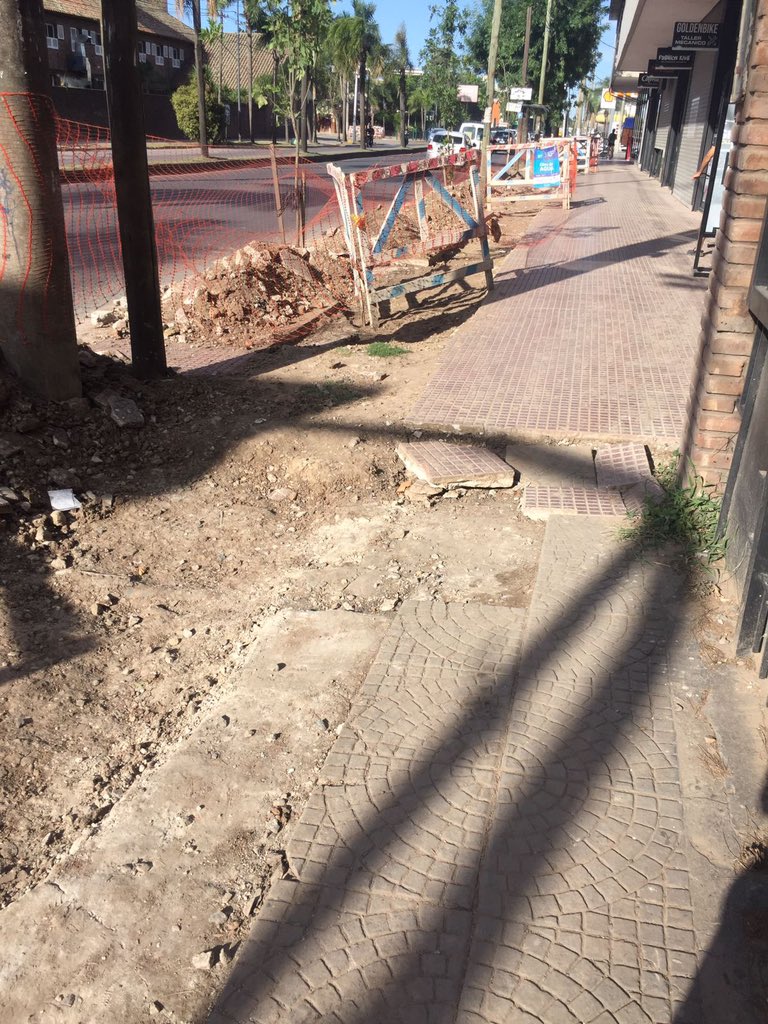 Esta es la vereda del lugar donde debería entrenarme. con una silla de ruedas es imposible. 4 meses en obra, 4 meses sorteando obstáculos xq planificación se la llevaron a marzo @MalenaMassa <a href="/AySA_Oficial/">AySA S. A.</a> #dontorcuato