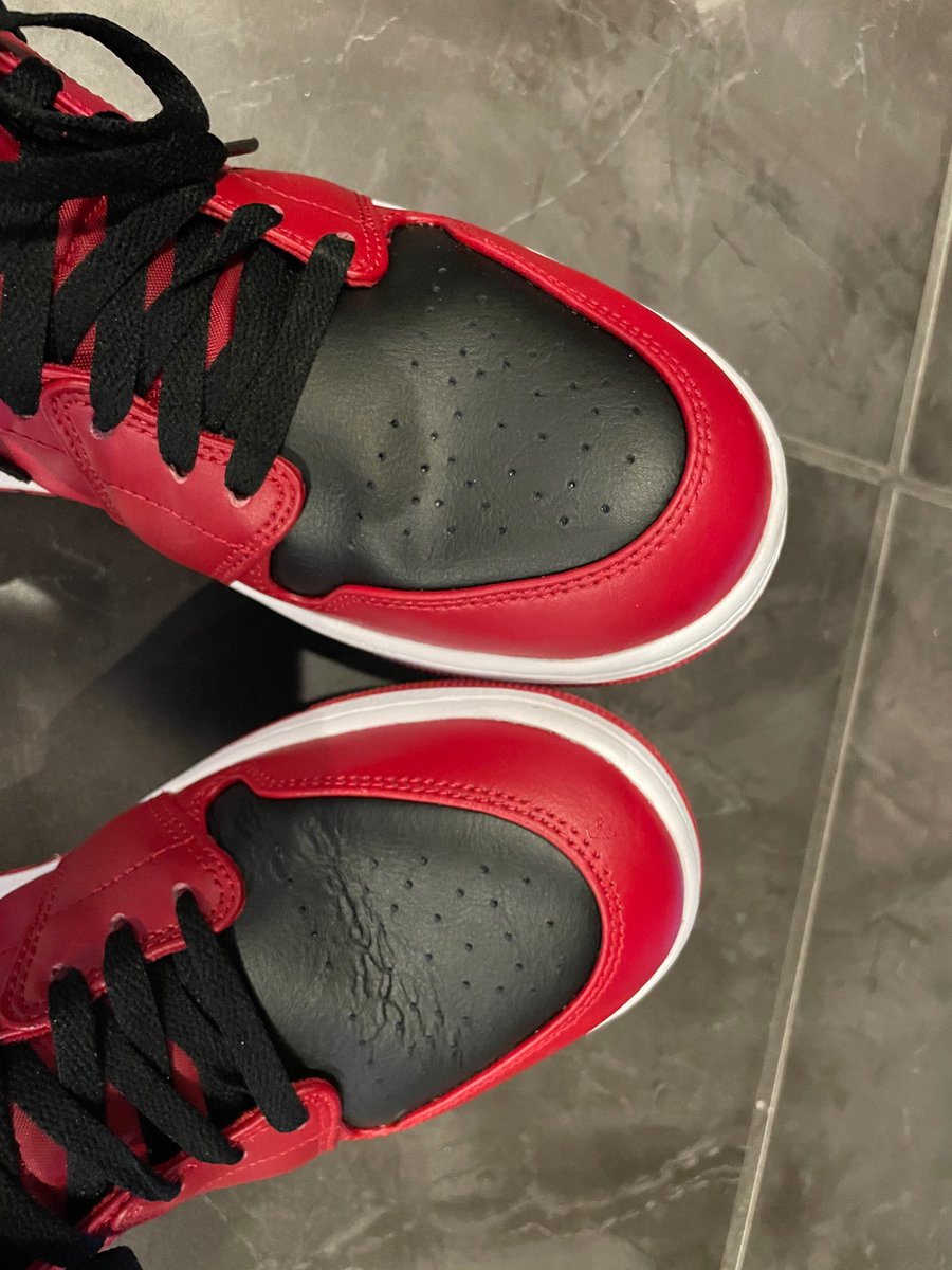 LoganThomasArt's tweet photo. @Jumpman23 I’m wearing these Jordan’s for the first time and the right one is creasing like crazy. Only the right one. Help! @champssports https://t.co/hEmli7grRN