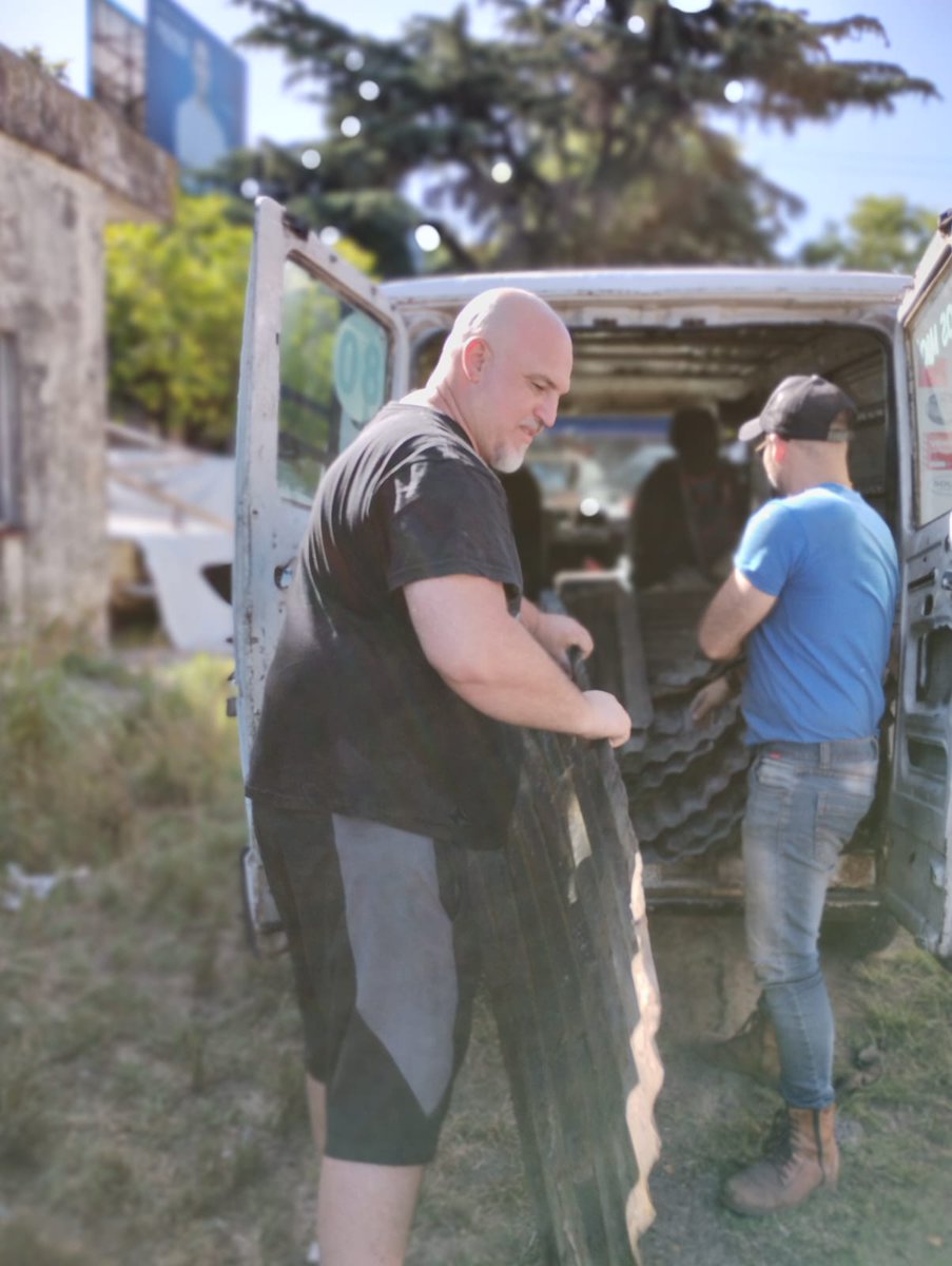 ProQuilmes1's tweet image. Hoy estuvimos en Quilmes realizando una donacion de chapas y maderas para la casa de botellas de tito ingenieri. 
Agradecemos de costumbre el recibiento con tanto amor y cariño.