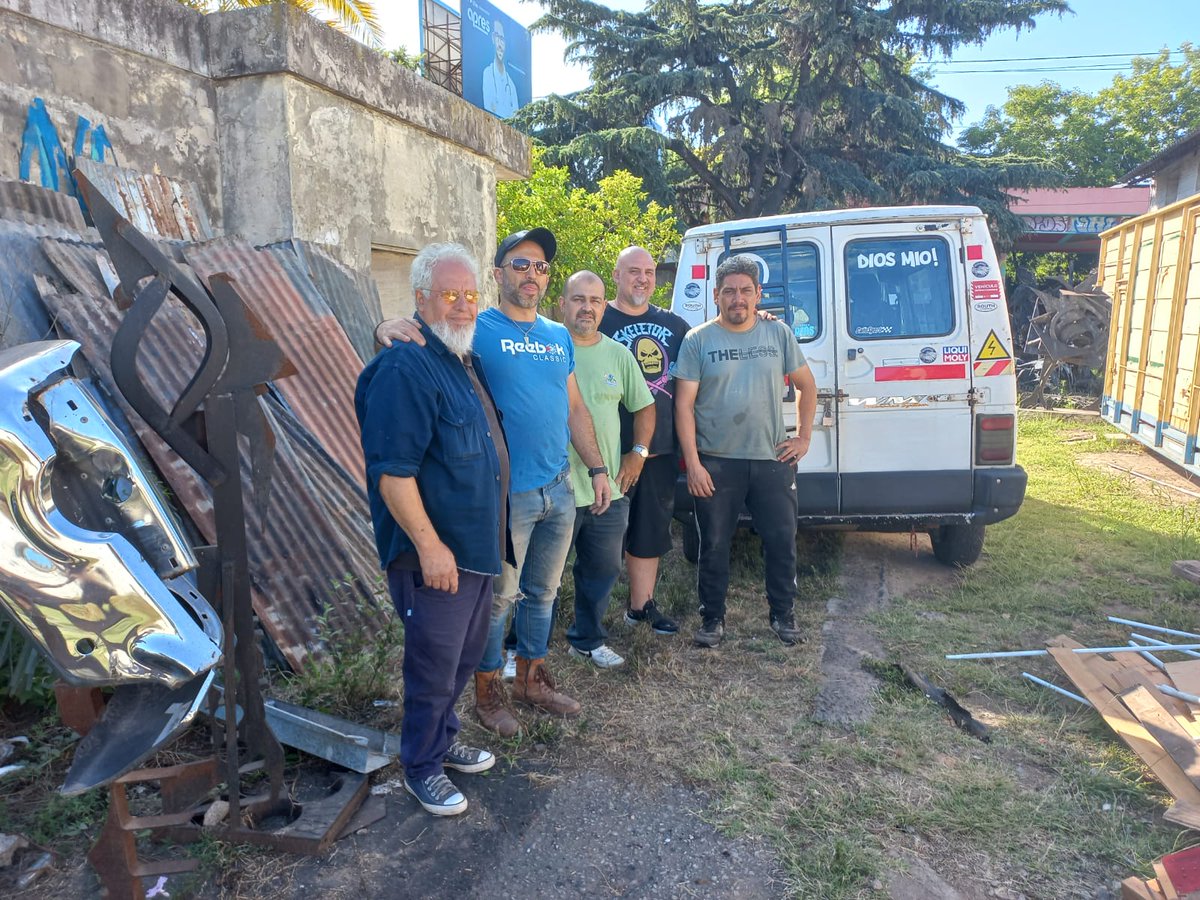 ProQuilmes1's tweet image. Hoy estuvimos en Quilmes realizando una donacion de chapas y maderas para la casa de botellas de tito ingenieri. 
Agradecemos de costumbre el recibiento con tanto amor y cariño.