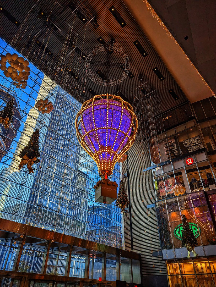 iamwaynegilbert's tweet photo. #HolidaysAreComing #NYC #Photowalk #RandomImages #Love #Cheer #Peace #Photography @GooglePixel_US #Pixel7Pro #TeamPixel https://t.co/IDIDziTlmX