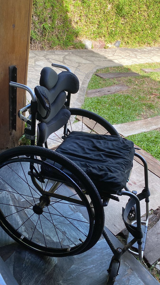 Esta es una silla de ruedas @MalenaMassa @aysa se debería utilizar para andar por las veredas q ustedes detonaron y arreglan a ritmo lento. la discapacidad siempre está lejana a la agenda d Toda la clase política, incluso cuando deben planificar una obra #dontorcuato