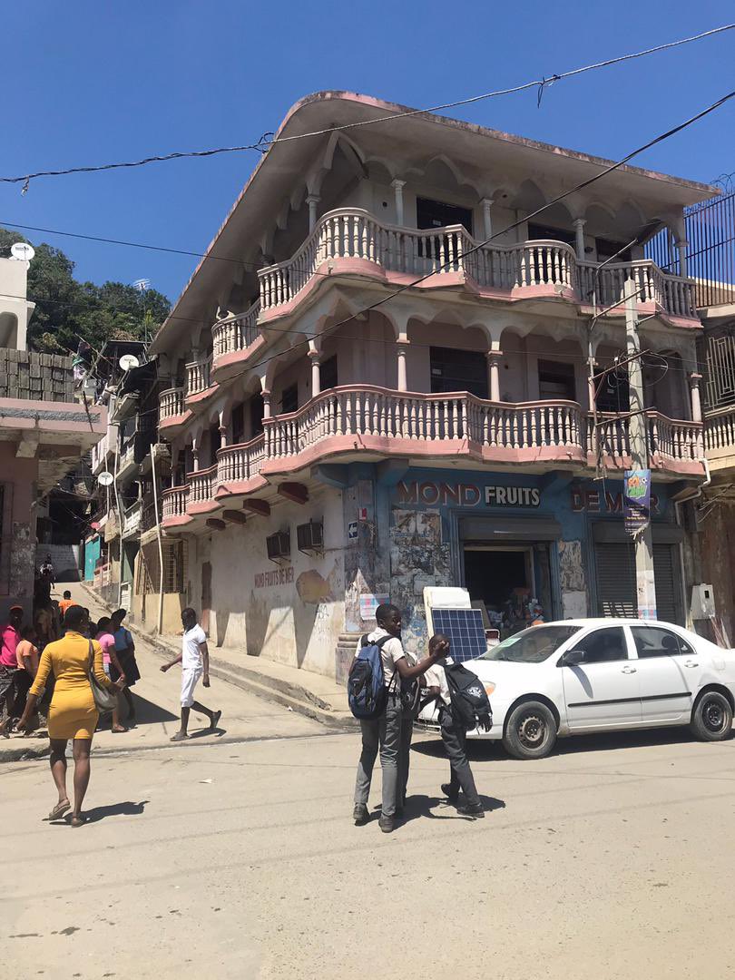 WiljamesonPL's tweet image. Si Okap (Cap Haitien) ou anvi lwe kay pou Biznis ki devan lari sou gran wout la kontaktem pou kay sa, map bow li ak kouran siw vle, gen yon gran espas devan nou gen yon chanm dèyè a ak yon lot ti espas DM mw pou nou pale chocho.
Whatsapp link mwen
Wa.me/50943407571